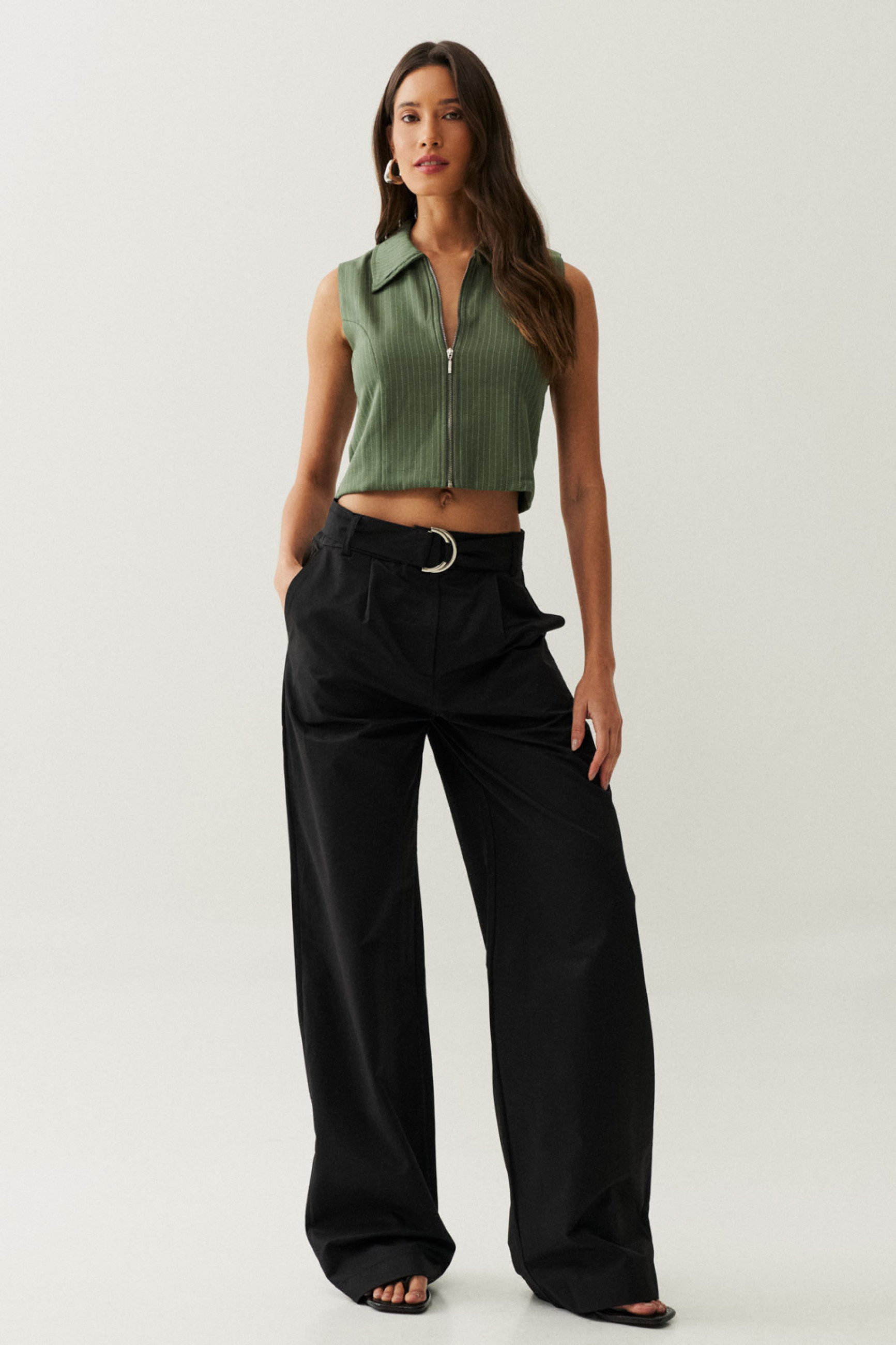 Calça Reta com Cinto de Fivela Preto