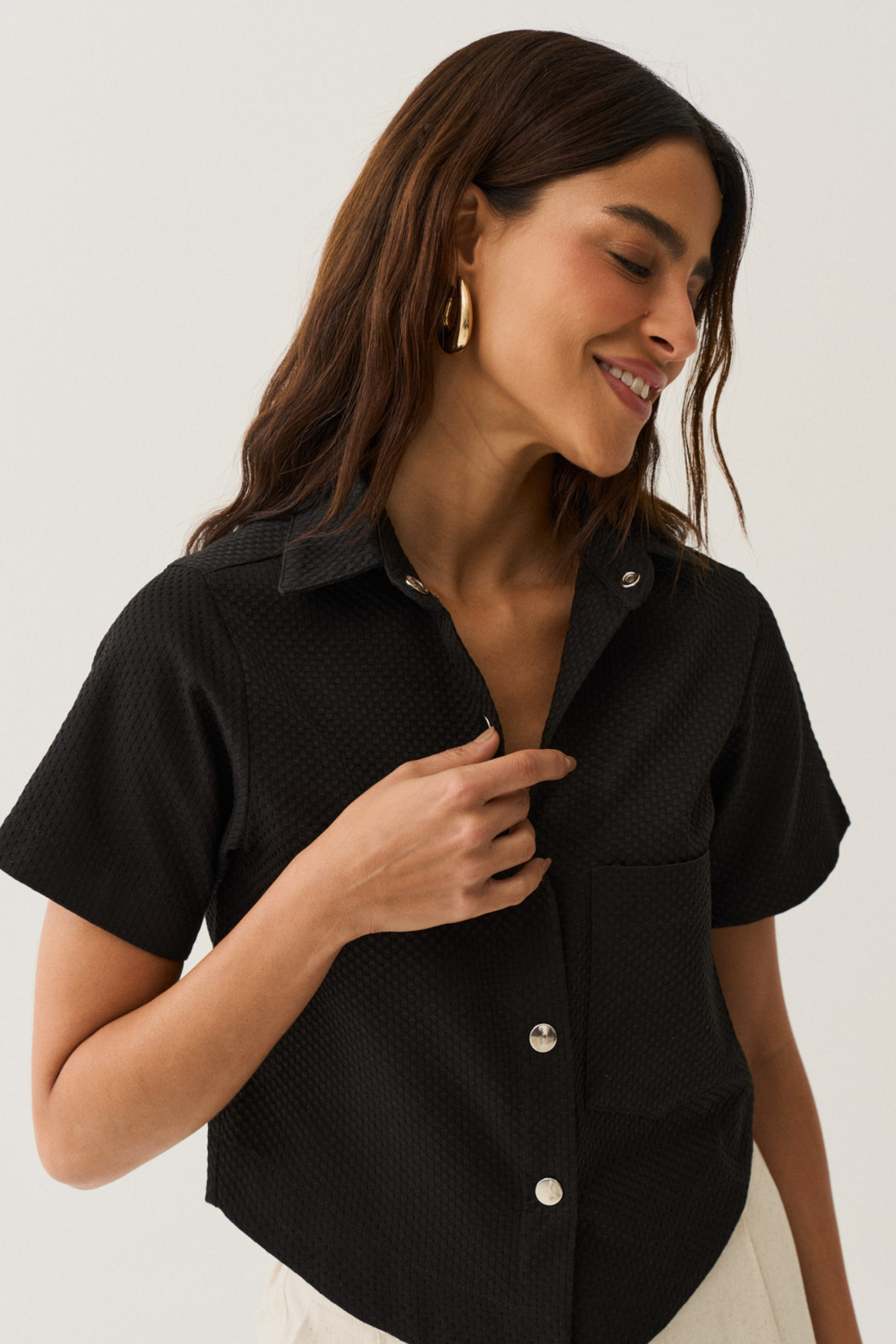 Camisa Cropped com Botão Preto