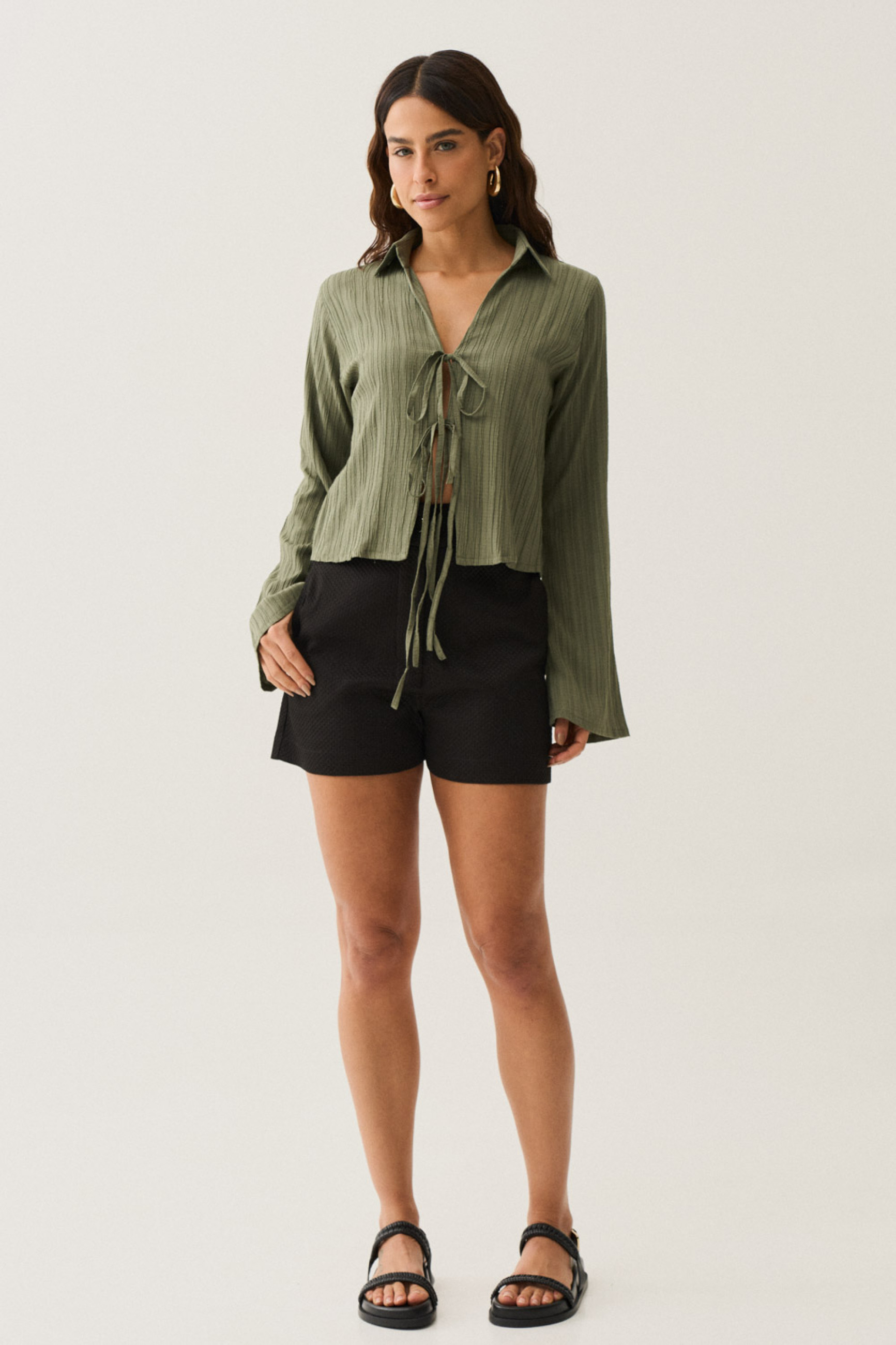 Shorts com Botão e Bolsos Preto