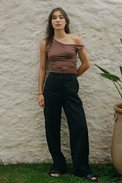 Calça com Nervura e Botão Preto