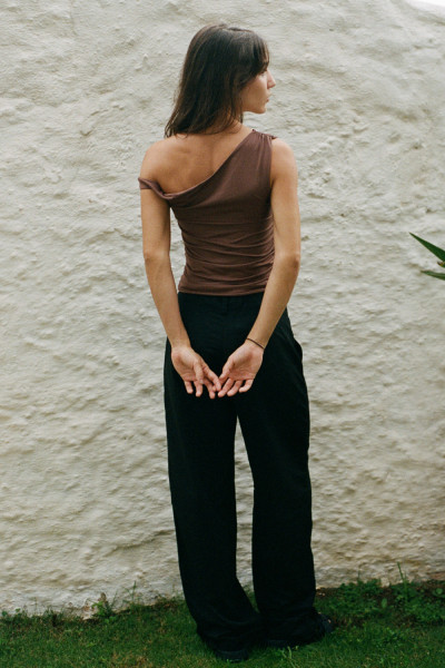 Calça com Nervura e Botão Preto