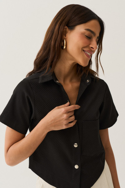 Camisa Cropped com Botão Preto